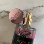 خرید بادی اسپلش ویکتوریا سکرت مدل Velvet Petals Noir